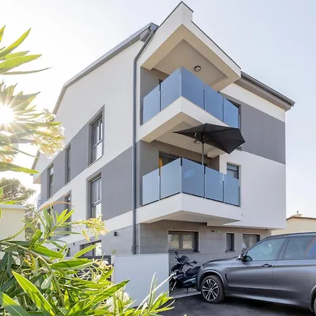 -by The Sea Apartment *