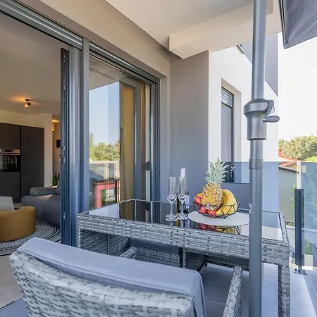 -by The Sea Apartment *